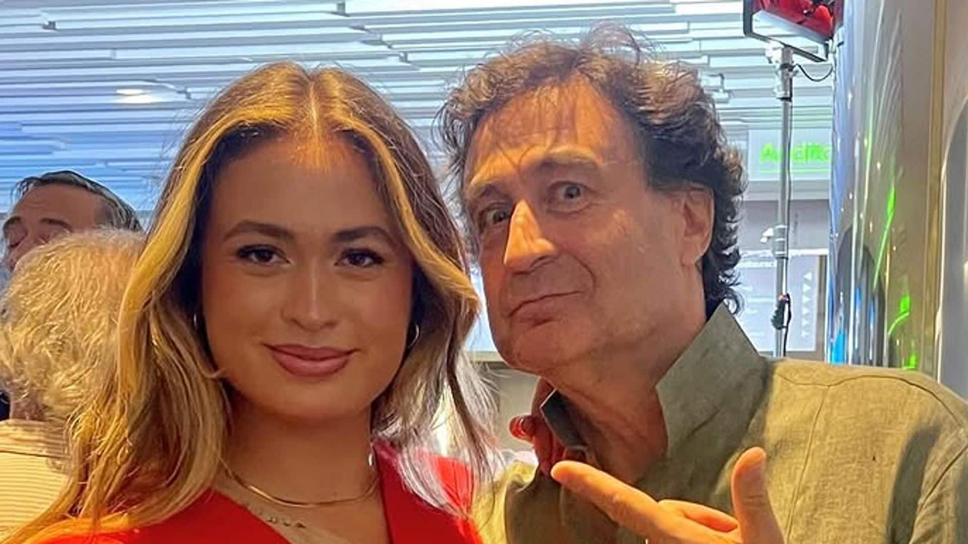 Pepe Rodríguez superorgulloso en la graduación de su hija María, la que más se parece a él