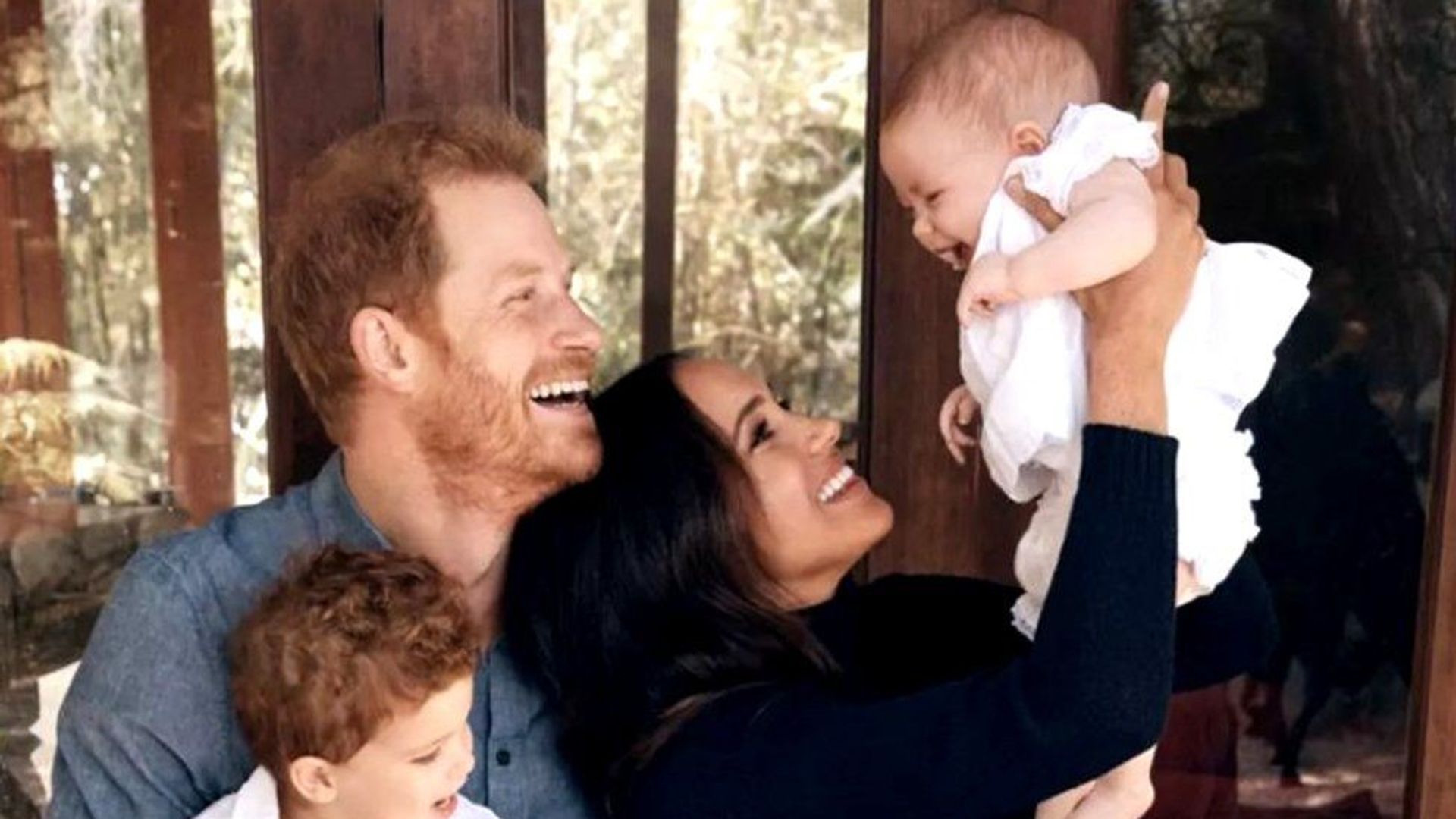 Archie, el vivo retrato de Harry con tan solo seis años, durante la escapada familiar de Pascua: "Mis chicos"