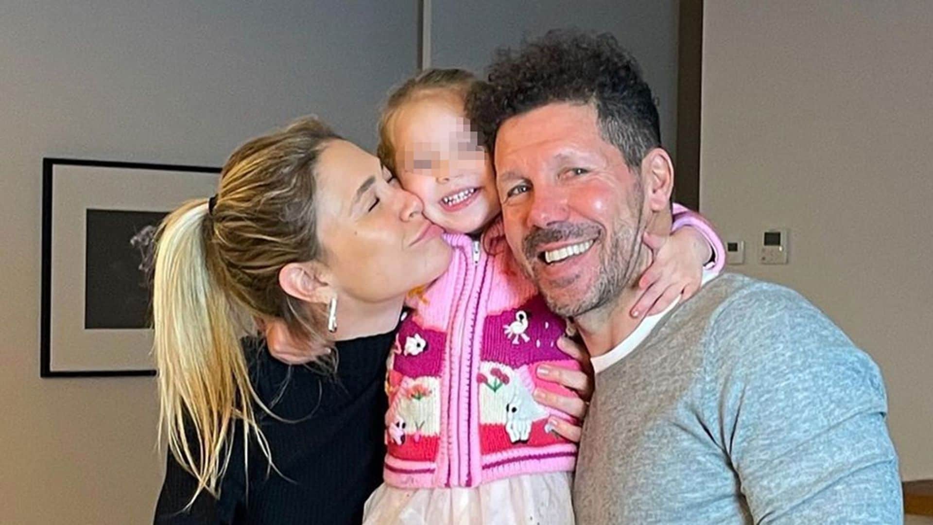 Valentina, la hija pequeña de Carla Pereyra y Simeone, cumple dos años