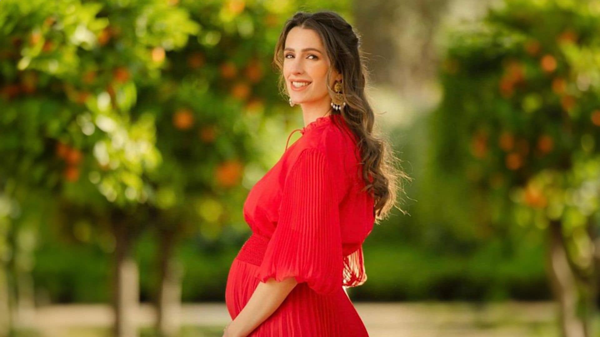 Rajwa de Jordania posa por primera vez embarazada en los retratos oficiales con motivo de su primer aniversario de boda