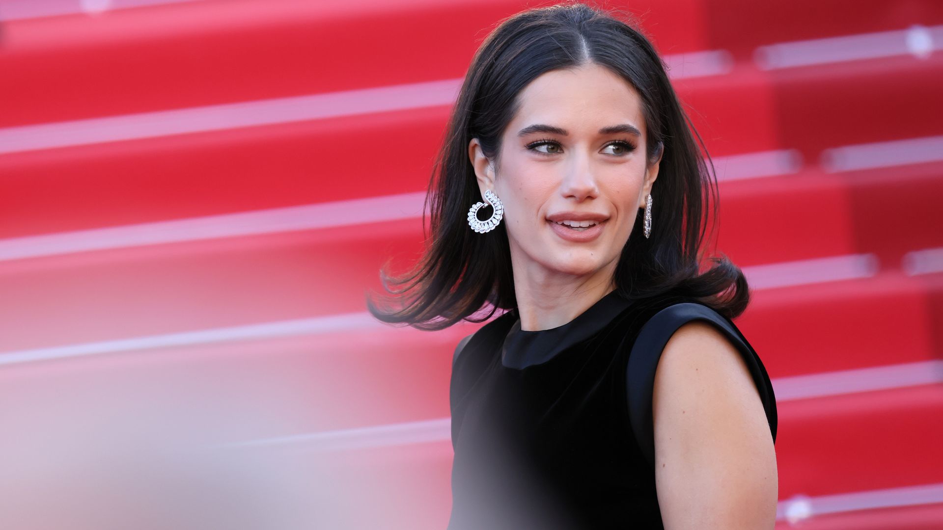 Ella Travolta en el Festival de Cannes con un peinado de inspiración sesentera, melena pulida y puntas con movimiento