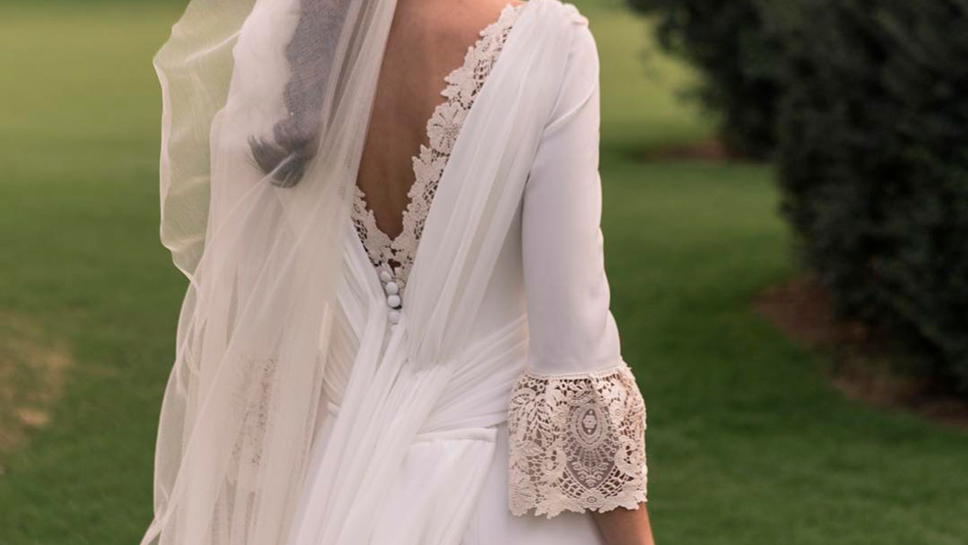 El detalle que convierte un vestido sencillo en otro especial y lujoso
