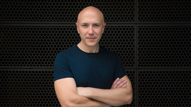 Carlos Jaramillo, autor de Antiestrés, posando