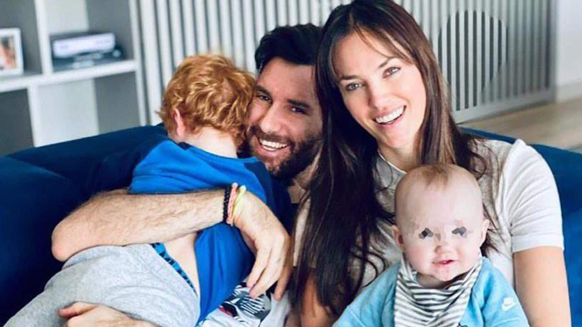 Helen Lindes y su divertido 'todo en uno' como mamá, modelo y ama de casa