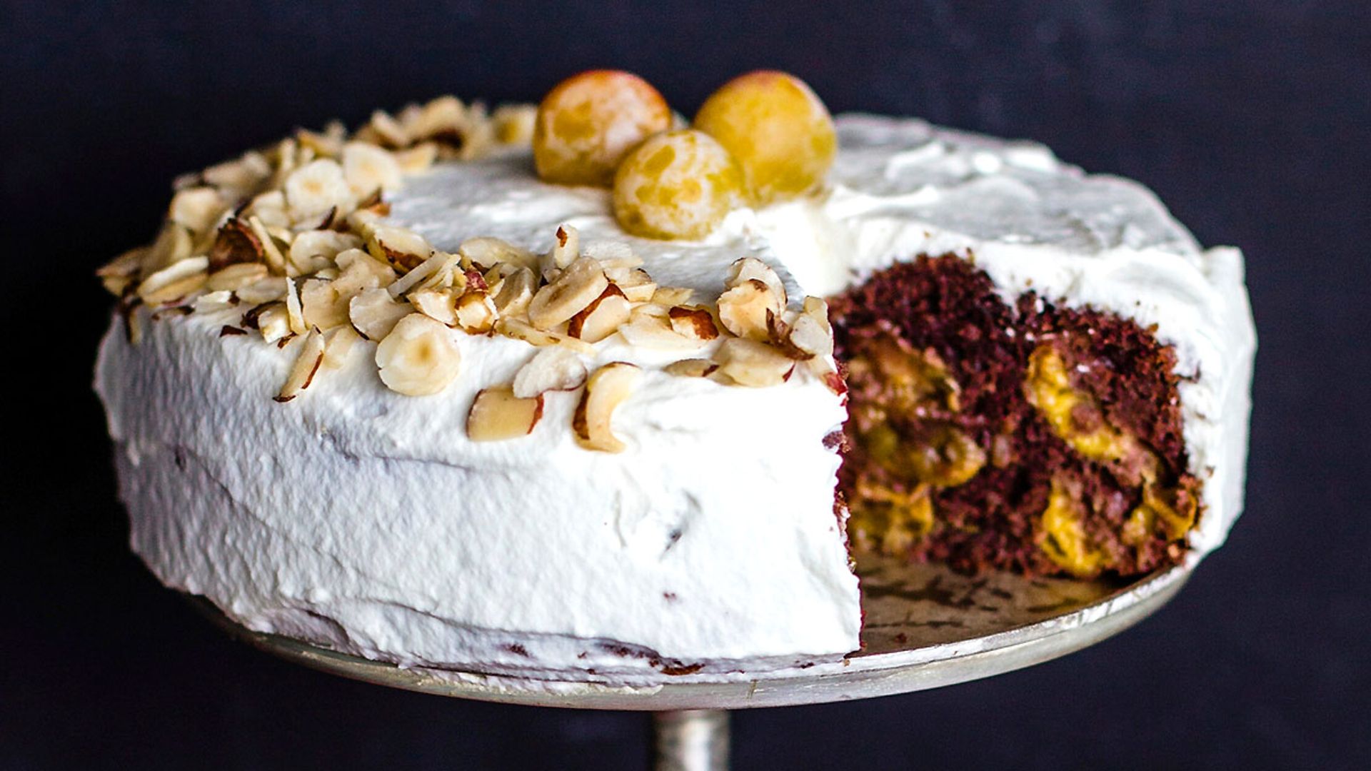 Tarta de chocolate, ciruelas y queso crema