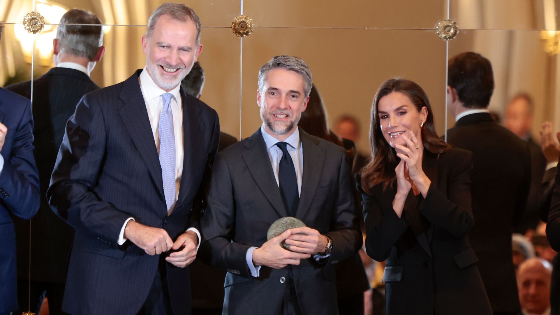La Reina se reencuentra con compañeros periodistas para premiar a Franganillo