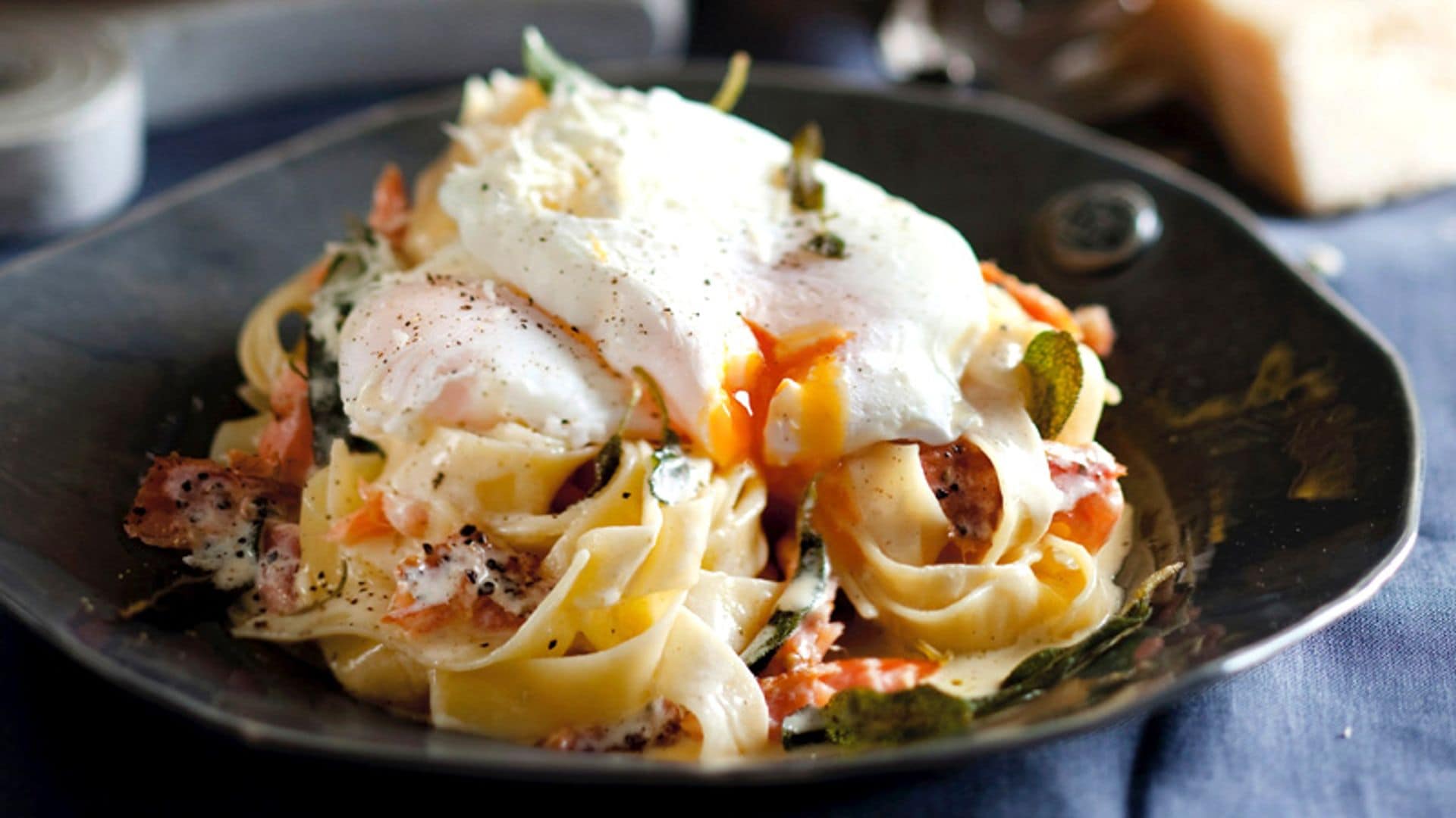 Pasta a la crema con salmón y huevo escalfado