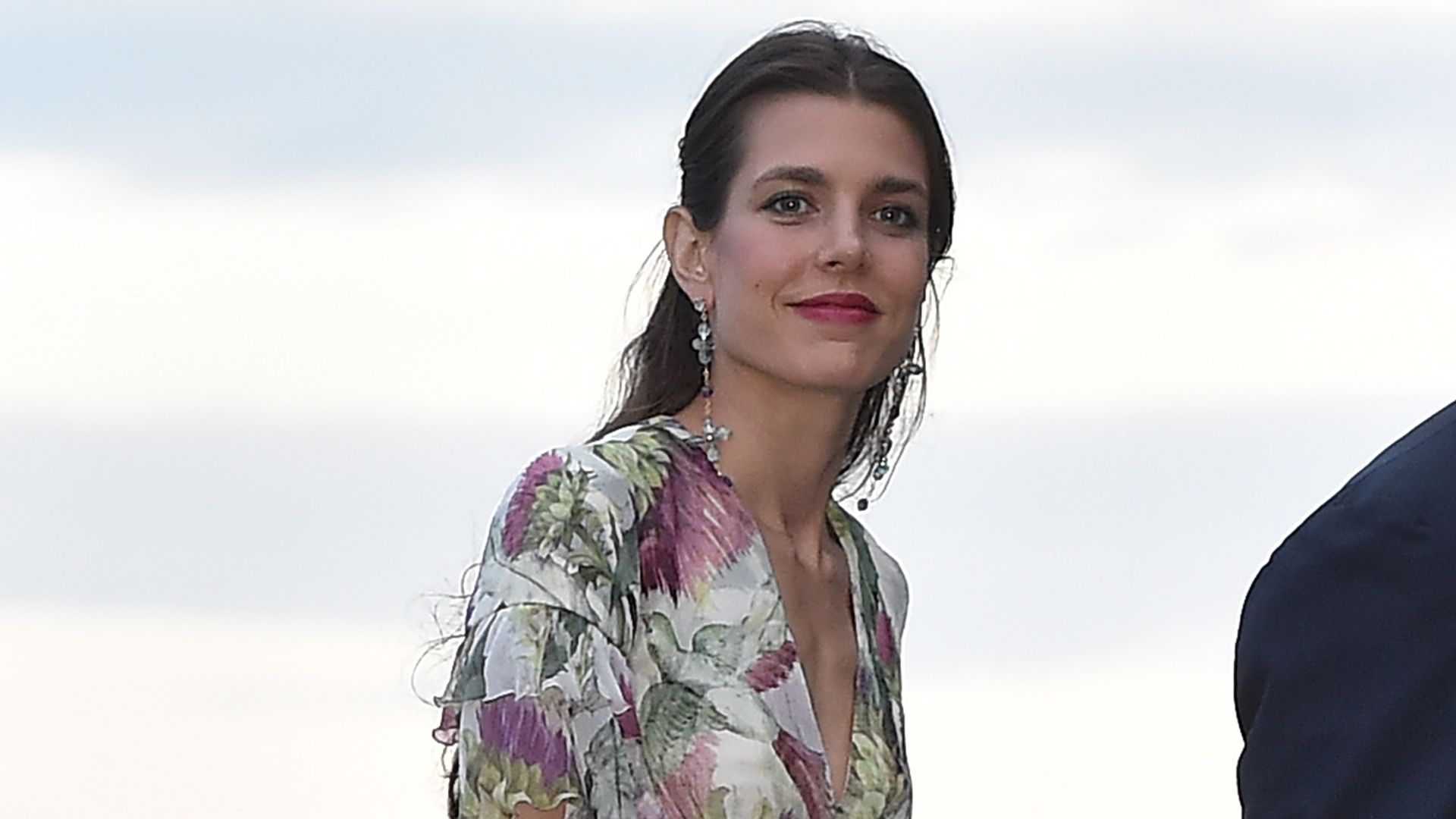 Analizamos el vestido de Carlota Casiraghi en la boda de su hermano Pierre: "Fue una invitada perfecta que supo marcar la diferencia"