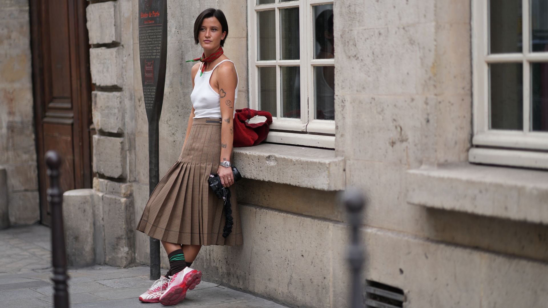 mujer en fashion week con sneakers