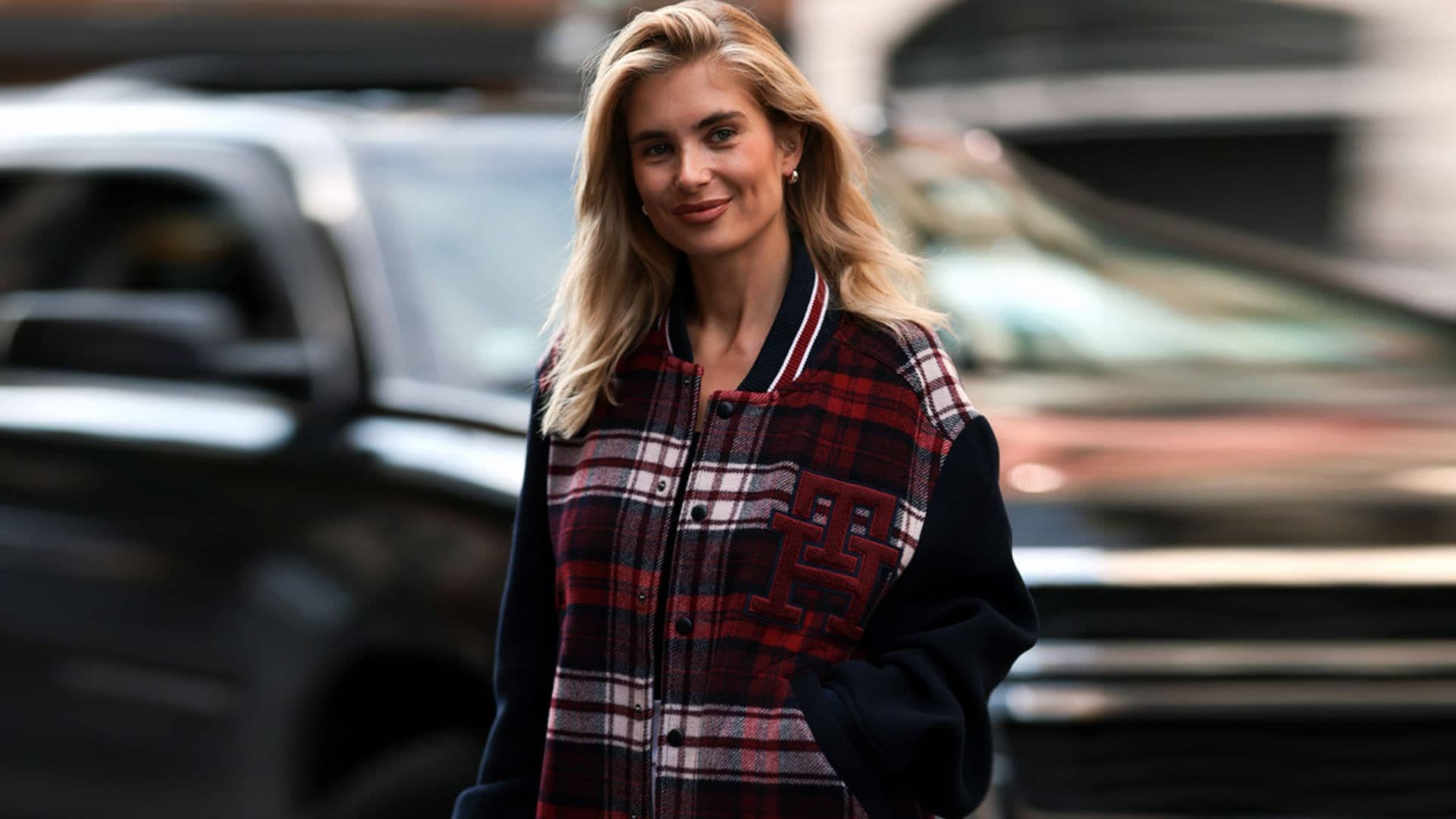 12 chaquetas estampadas que transformarán tus conjuntos de camiseta básica
