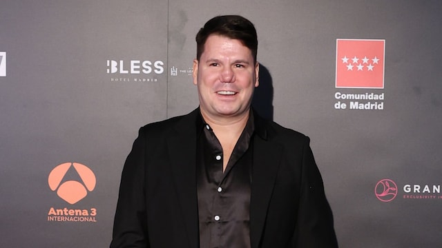 Plano entero de Lucas González en la gala Lifestyle On & Show Business TV 