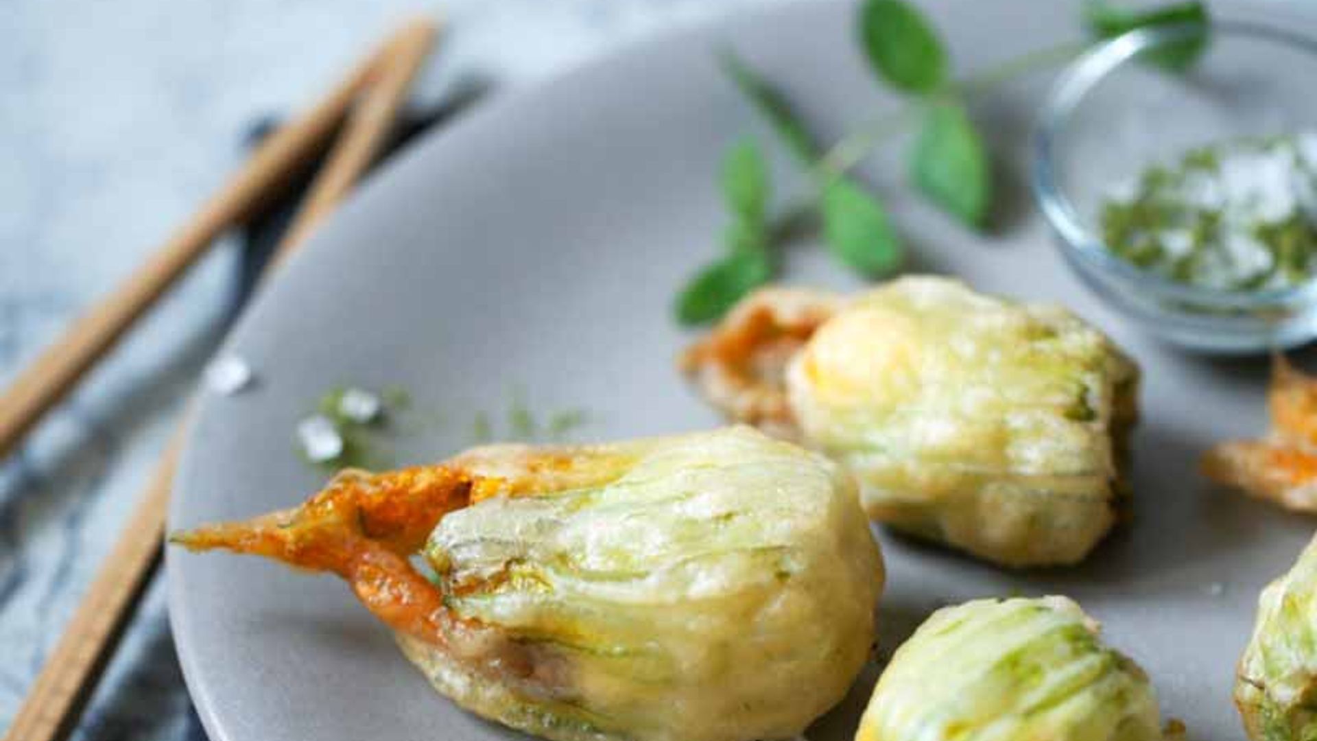 Flores de calabacín en tempura con mantequilla al té verde