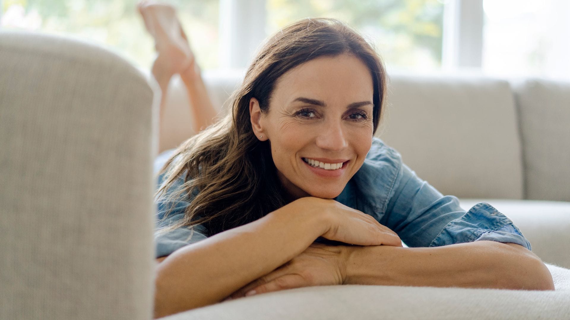 Una mujer relajada y sonriente