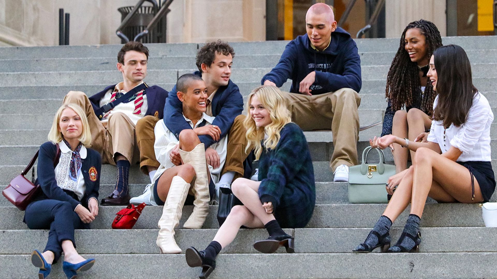 Cuero, zapatillas y minifaldas: descubrimos los primeros looks de la nueva 'Gossip Girl'