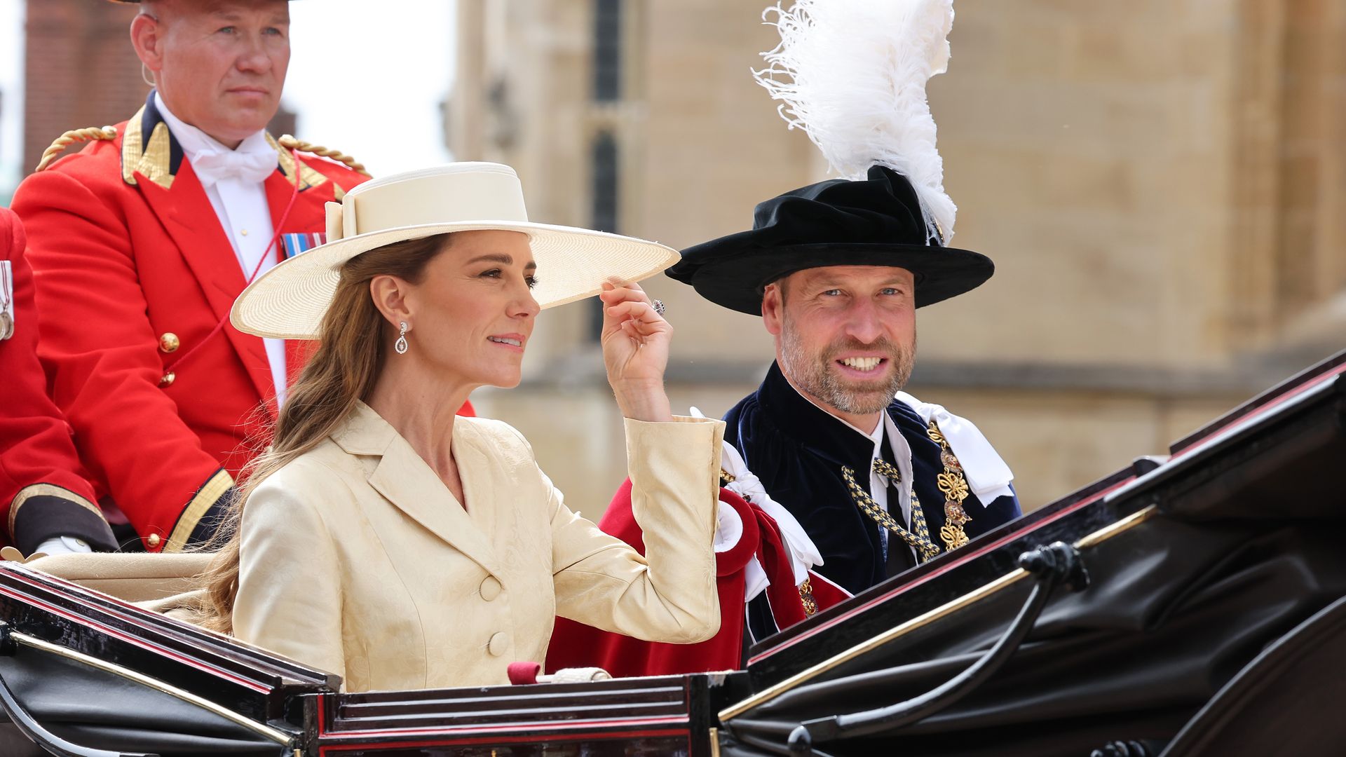 Kate Middleton estrena un vestido amarillo mantequilla de exquisito brocado y pamela a juego en recuerdo a Isabel II por su centenario
