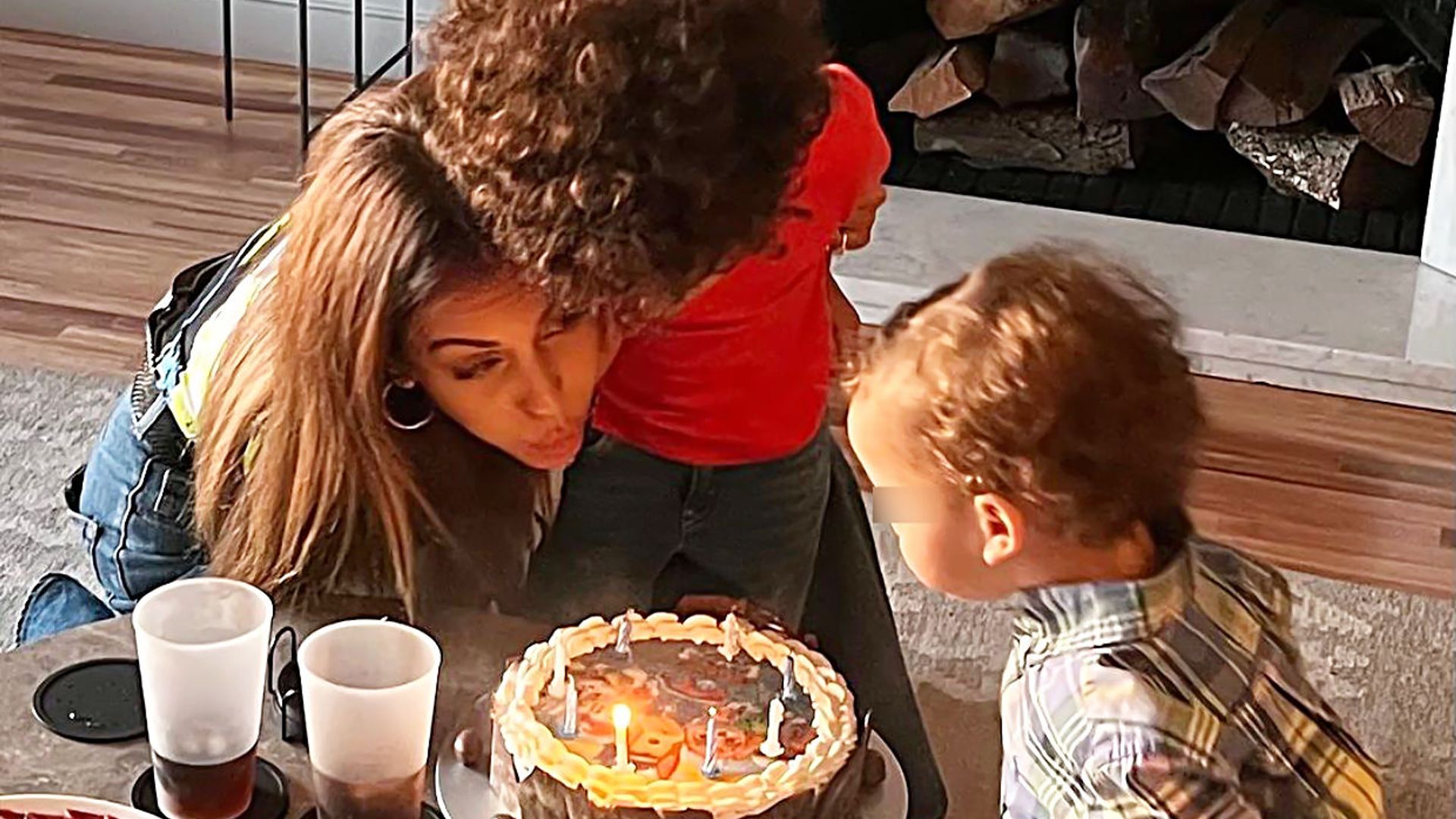 El divertidísimo cumpleaños de Hiba Abouk, bailando con Esther Cañadas y soplando las velas con sus hijos