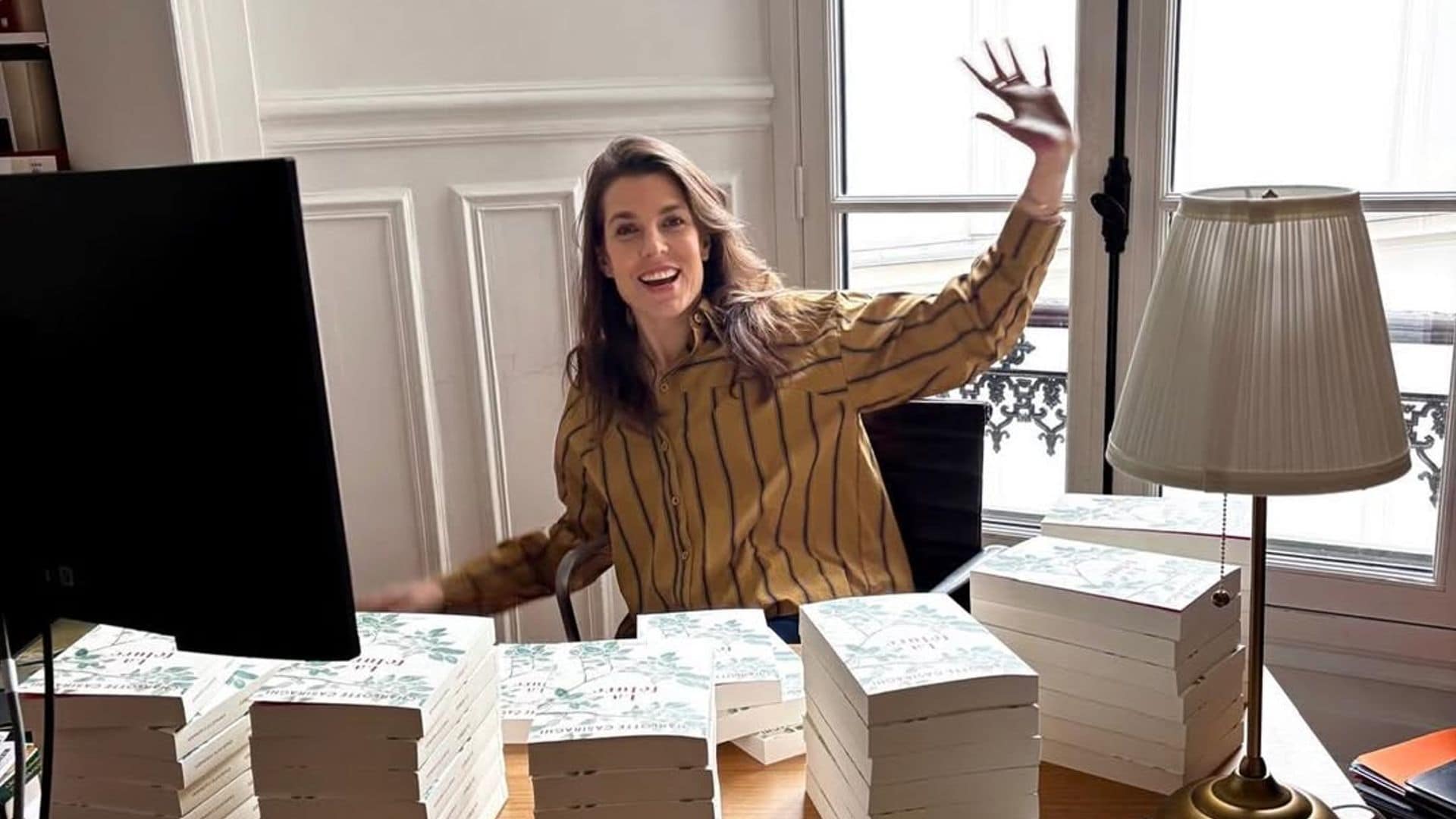 Carlota Casiraghi posa muy emocionada con su primer libro en solitario y con guiño a Grace Kelly