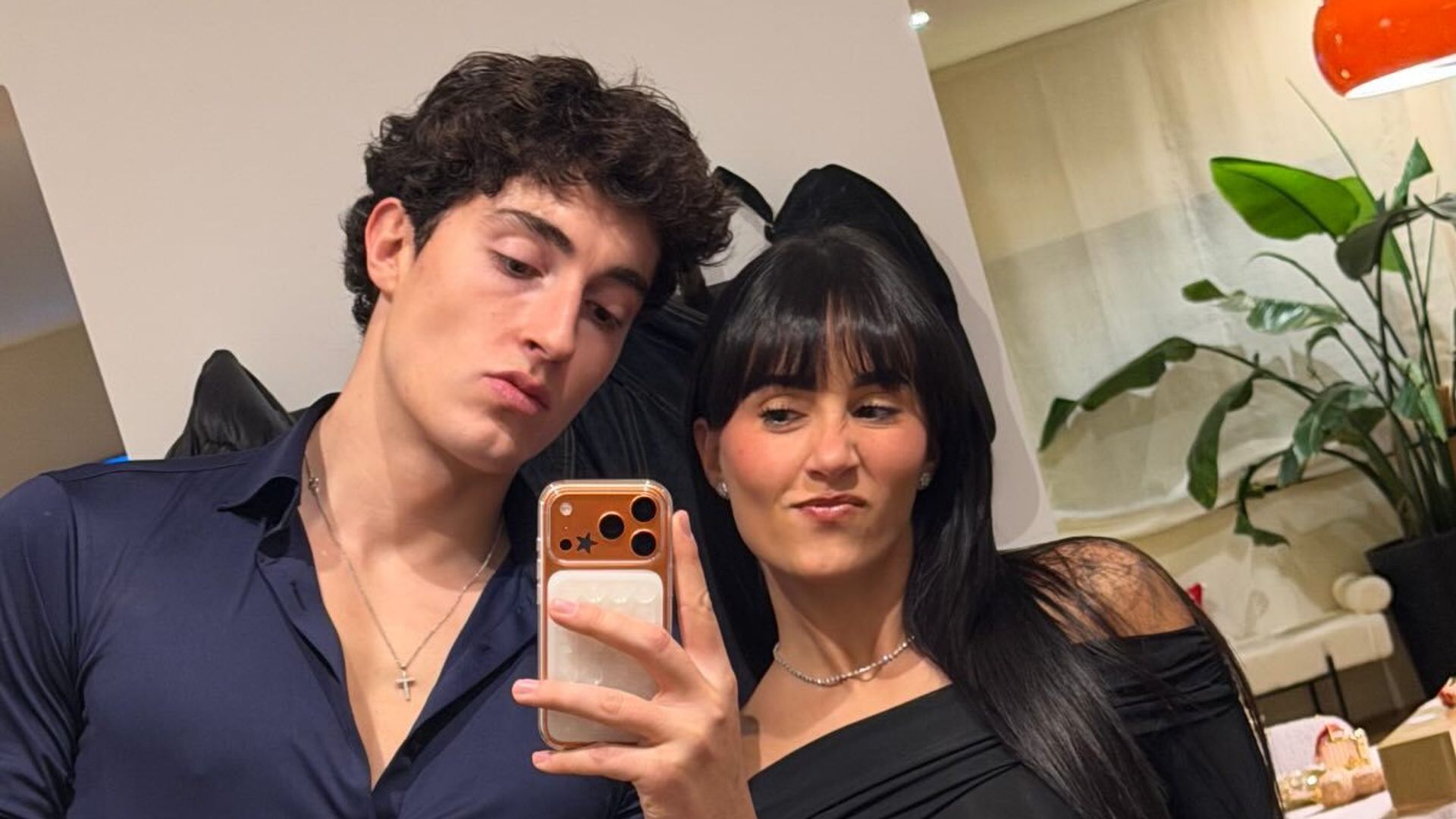 Aitana y Plex arrancan juntos el 2026 con este romántico posado y una frase que lo dice todo