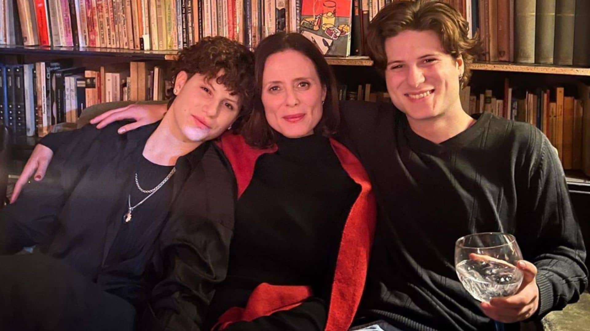 Aitana Sánchez Gijón celebra su 55 cumpleaños rodeada de sus dos hijos y de grandes amigos tras hablar de su separación