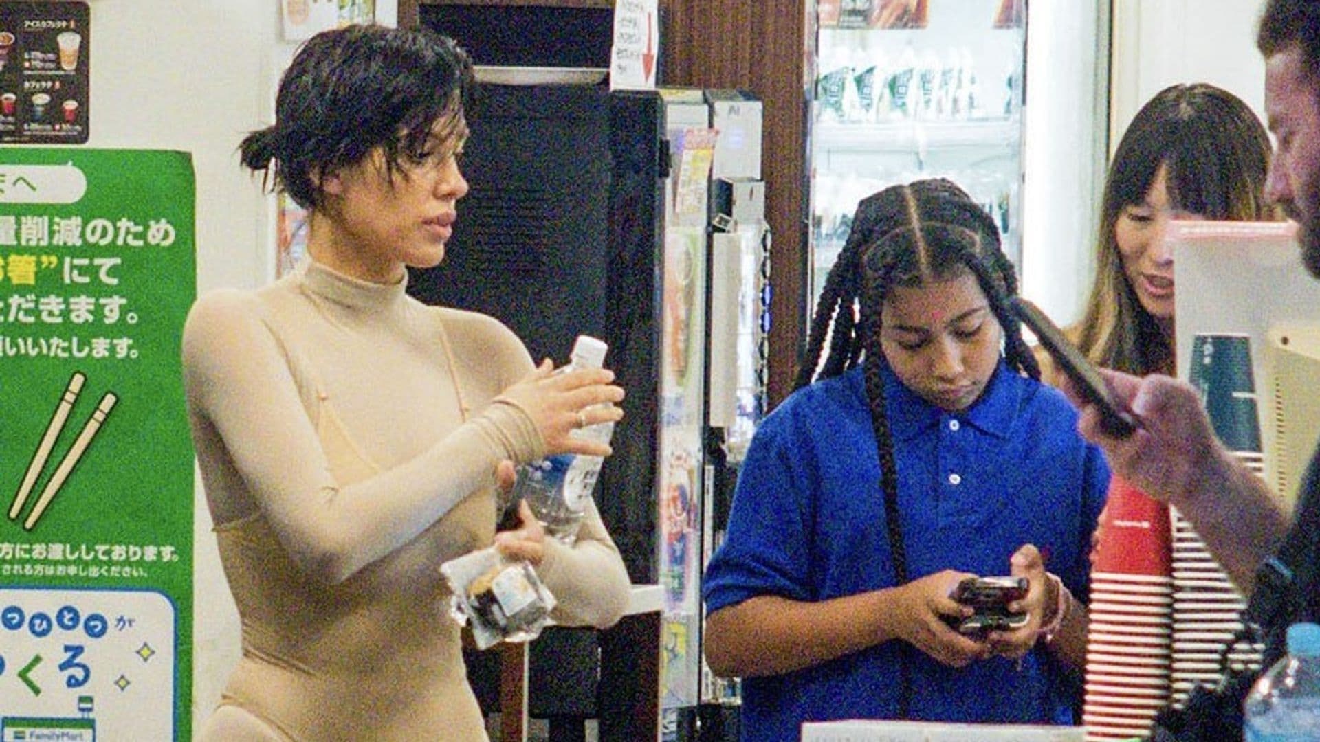 Bianca Censori y North West muestran su complicidad en su viaje a Japón