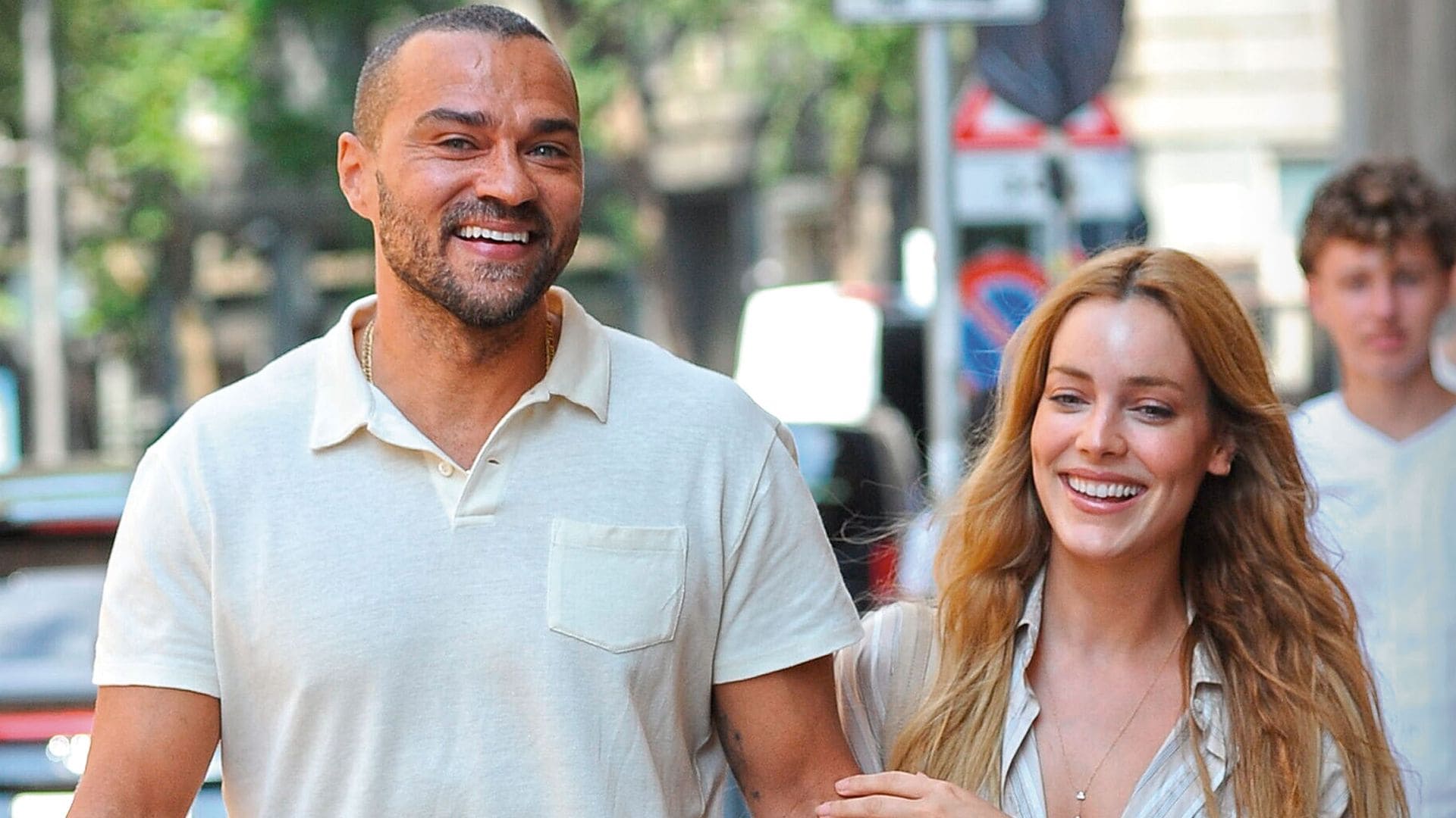 A las imágenes de Alejandra Onieva y Jesse Williams en Madrid, publicadas en ¡HOLA! la semana pasada, se suman ahora las captadas en Milán, donde fueron vistos paseando de la mano y compartiendo besos que hablan por sí solos