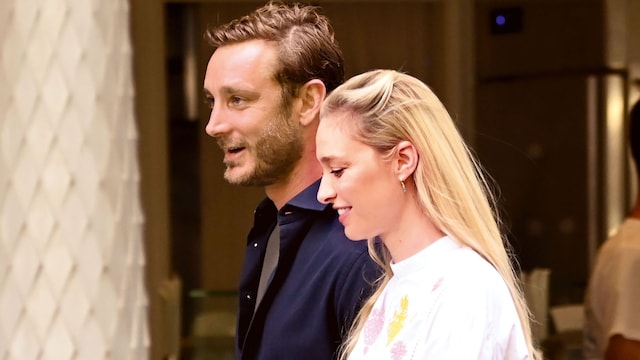 Pierre Casiraghi y Beatrice Borromeo caminando por Barcelona