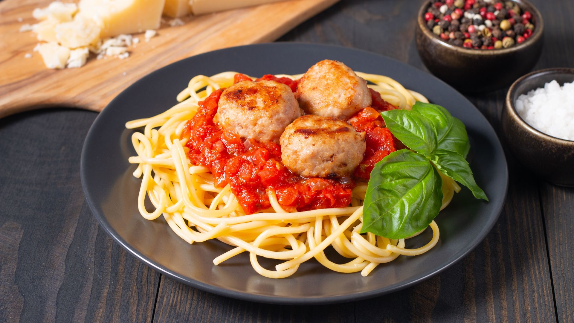 Espaguetis con albóndigas de pavo y tomate