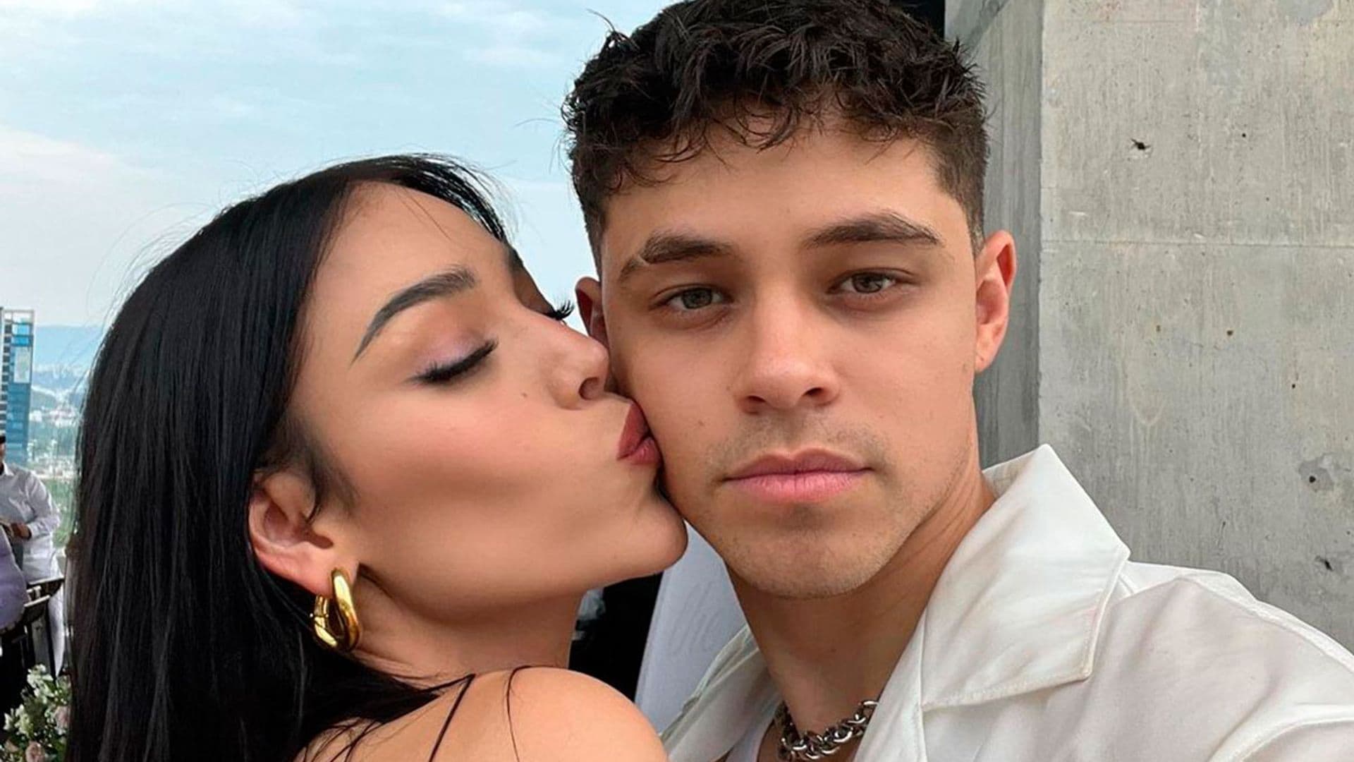 Con una cena romántica, Danna Paola y Alex Hoyer celebran tres años de amor