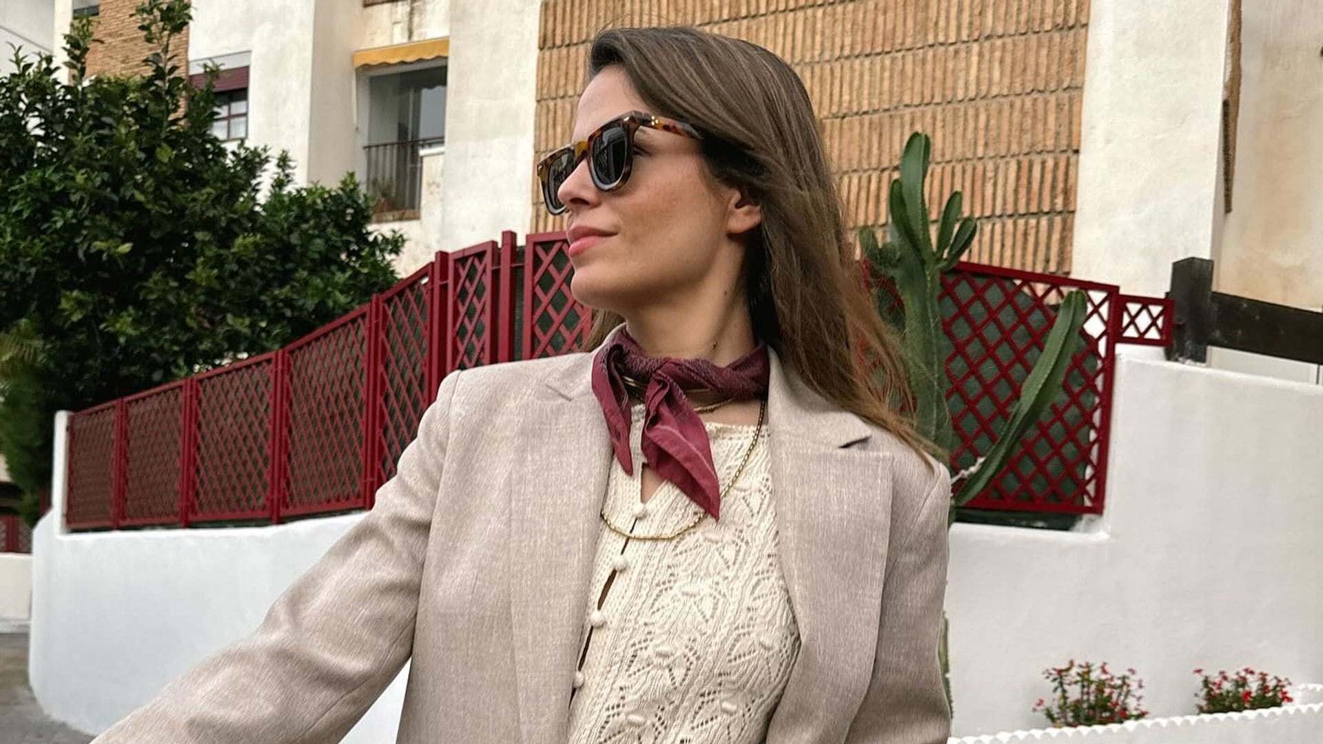 Pañuelos, bolsos y otros accesorios mágicos que transforman un look sencillo en uno muy especial