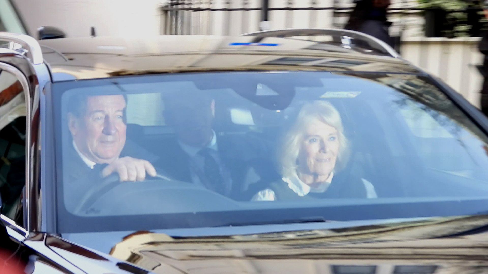 La reina Camilla no se separa de Carlos III tras ser operado con éxito de la próstata