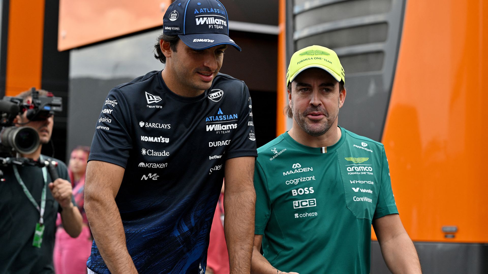 Carlos Sainz y Fernando Alonso en el paddock del circuito de Mogyorod en Hungría