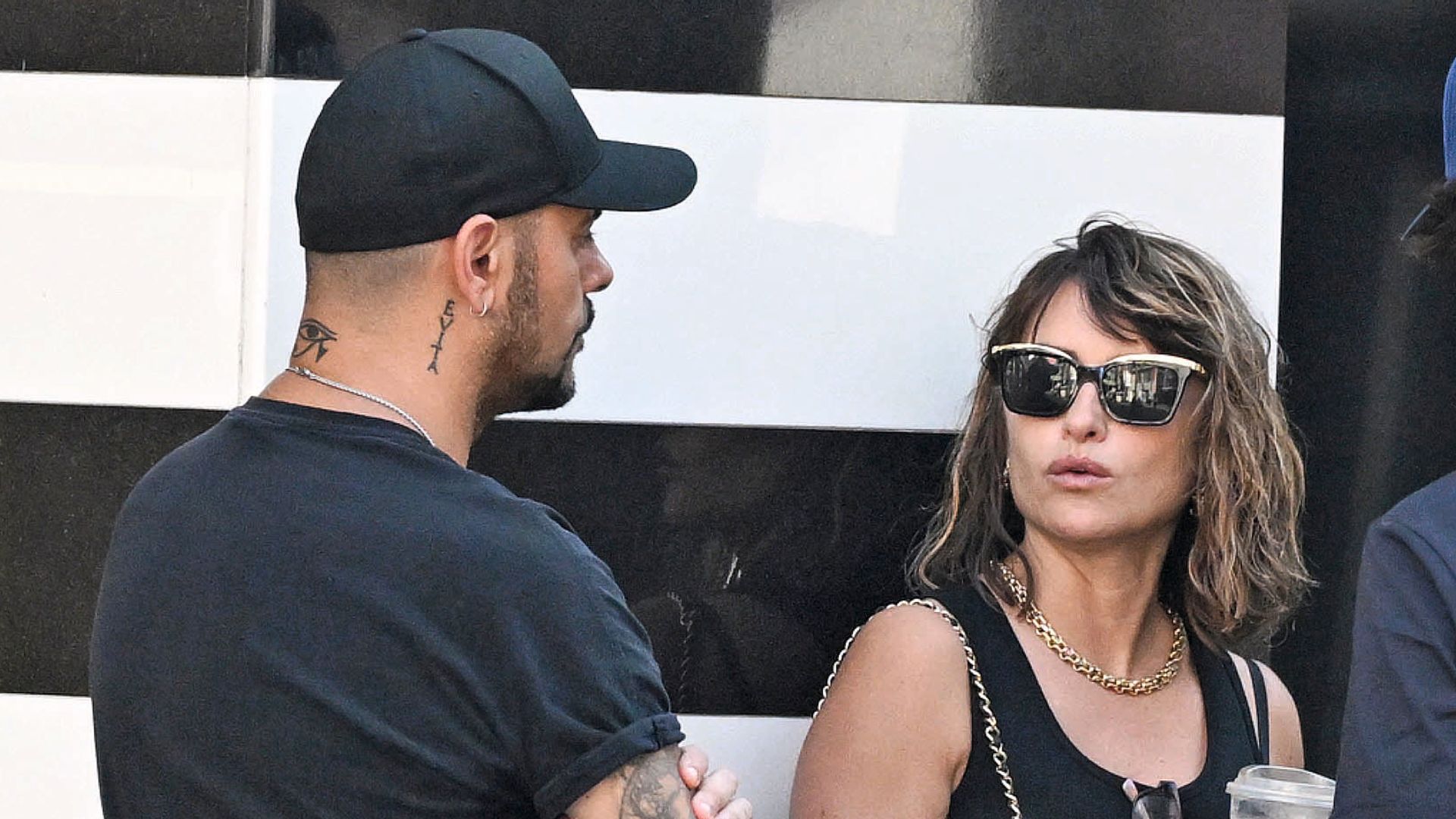 Penélope Cruz hablando con su hermano en Los Ángeles