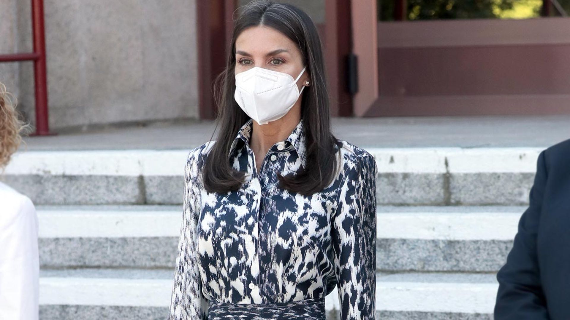 La Reina, pura modernidad con el falso vestido de leopardo que alabó Victoria Beckham