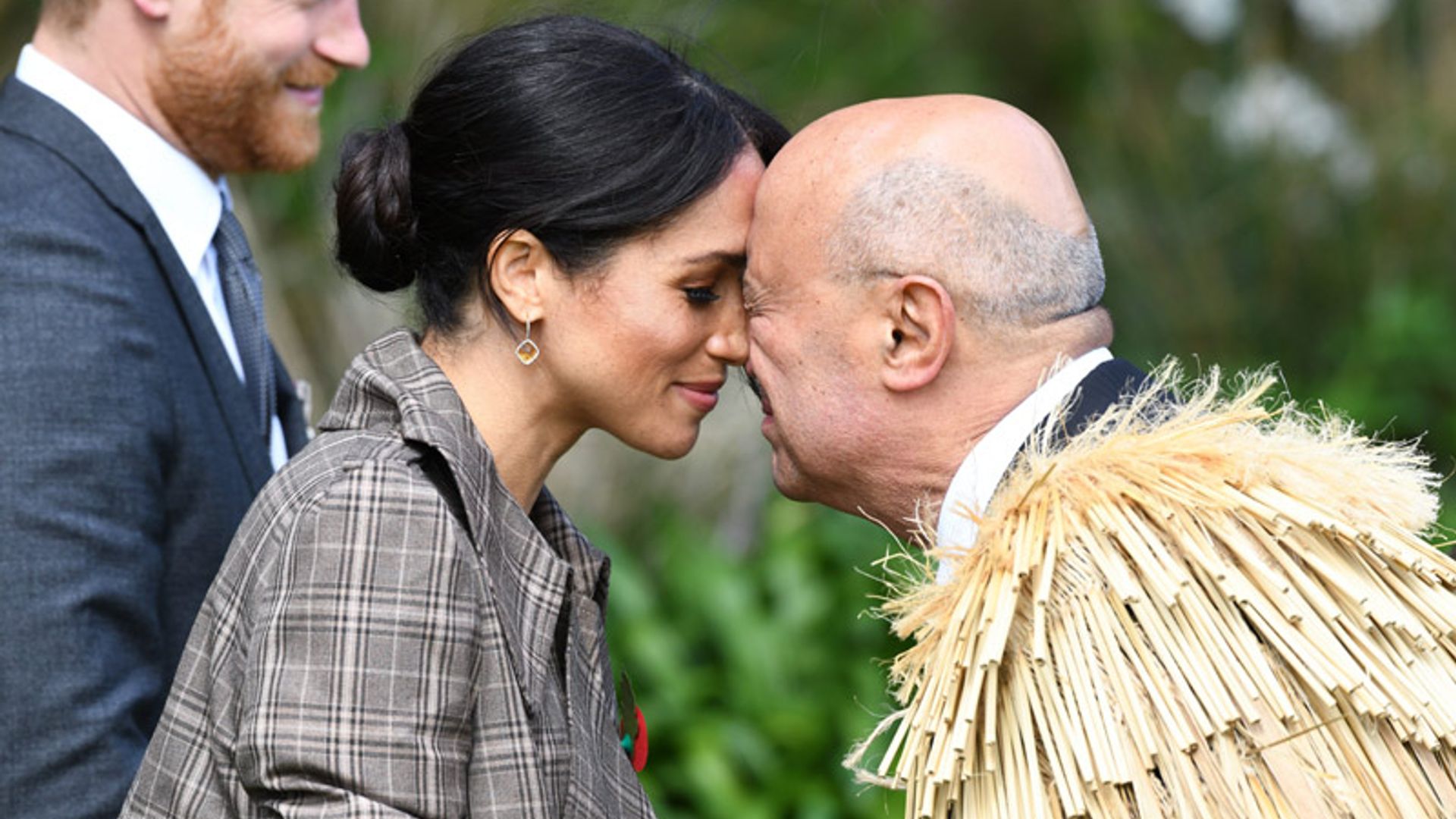 Tras el 'ensayo' en Londres, Meghan Markle pone en práctica el saludo 'hongi' en Nueva Zelanda