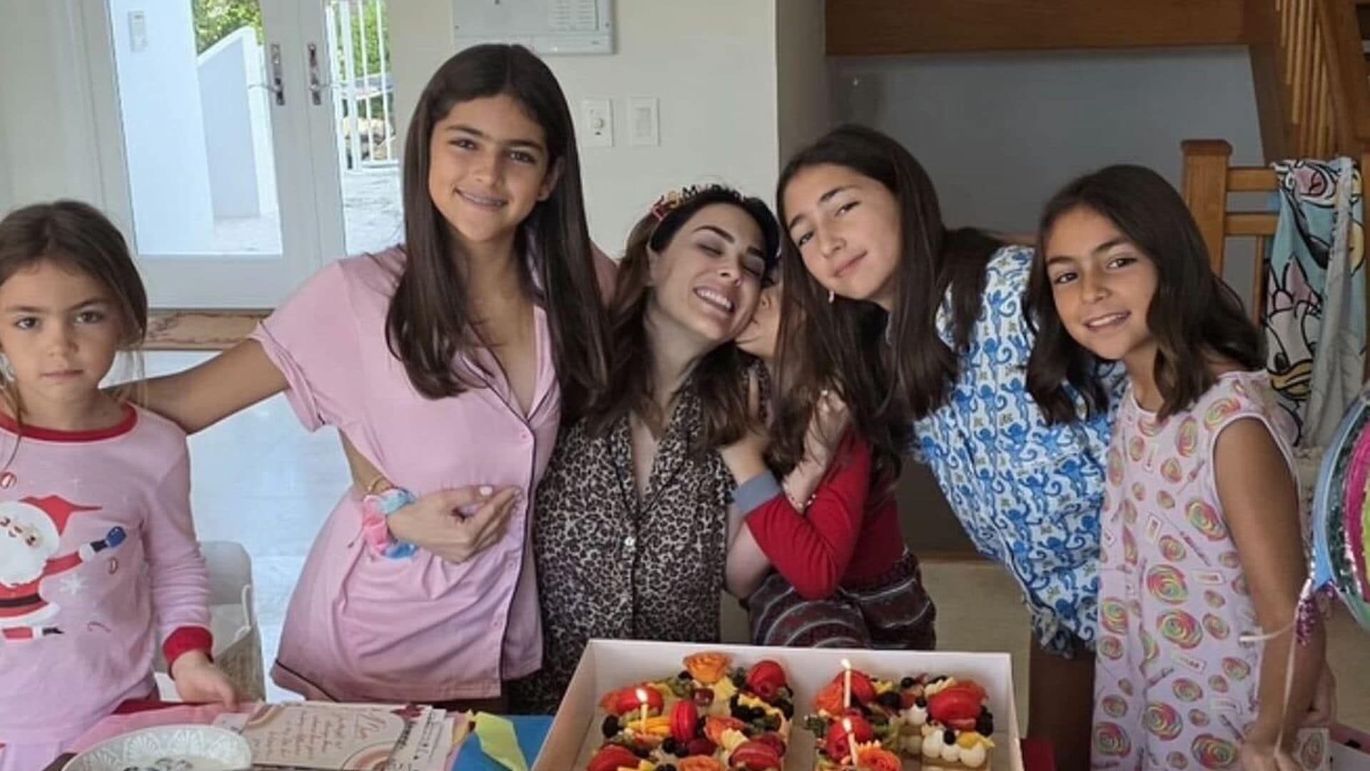 Jacky Bracamontes, muy festejada por sus cinco hijas.