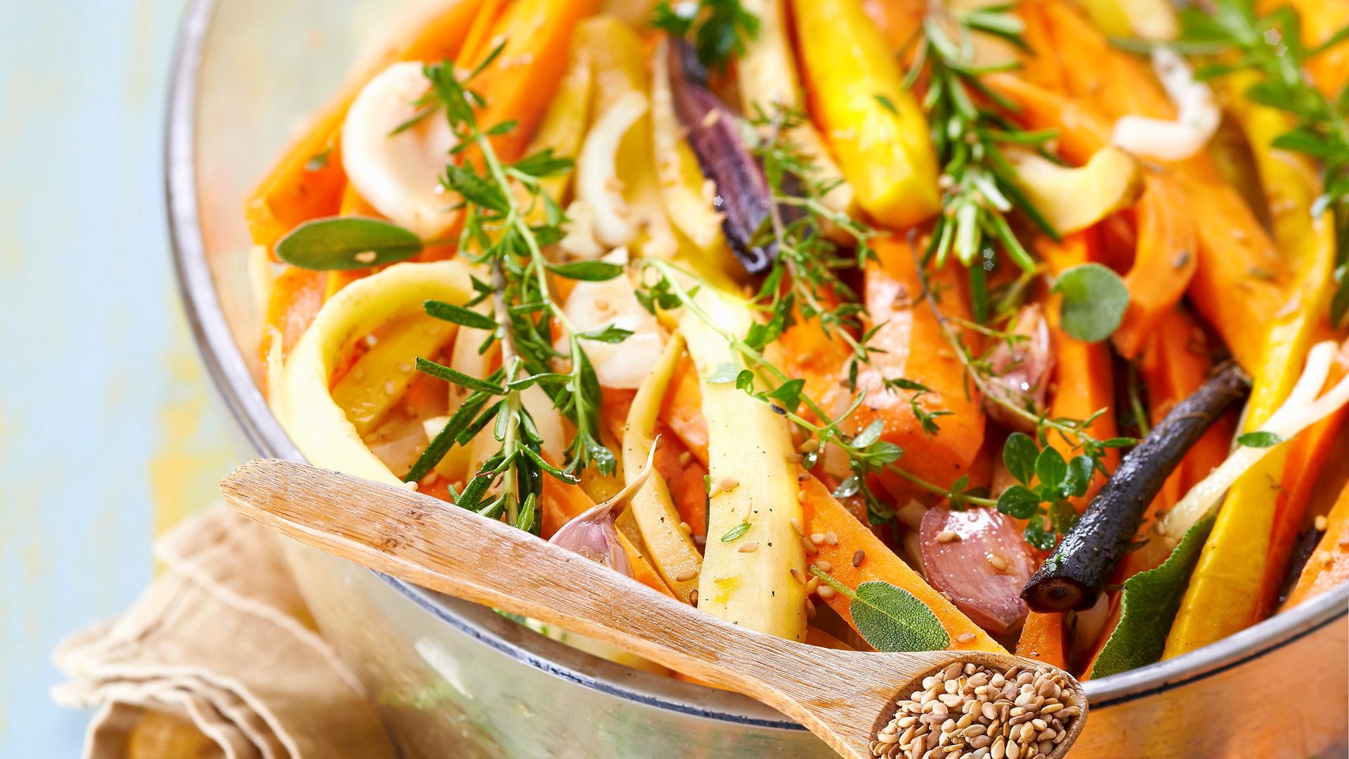 Ensalada templada de zanahorias, hierbas aromáticas y semillas de sésamo