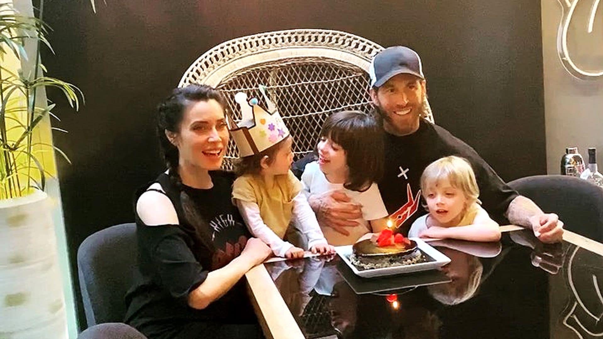 ¡Otro cumpleaños en la familia Ramos Rubio! Alejandro sopla las velas con la ayuda de sus hermanos