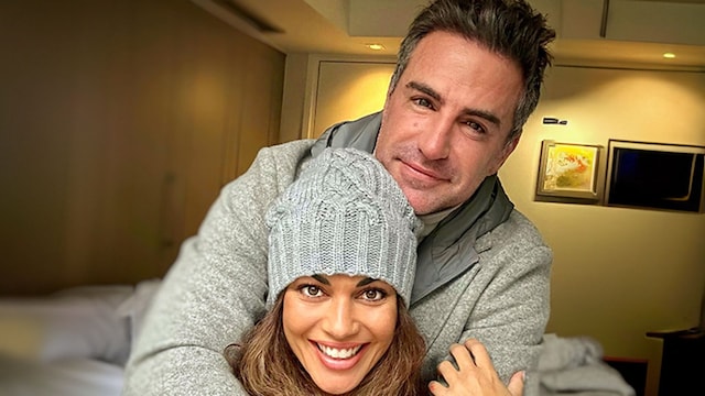 Plano medio de Lara Álvarez y su novio, Pedro Durán, posando abrazados