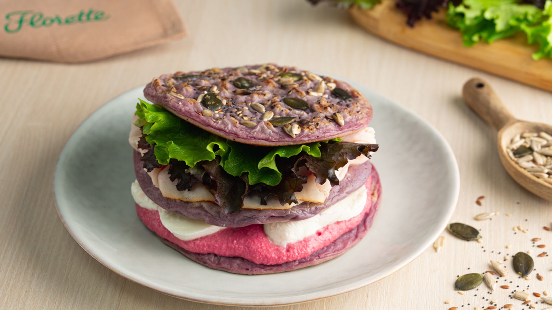 Sándwich de tortitas de patata morada con pavo, mozzarella y brotes tiernos