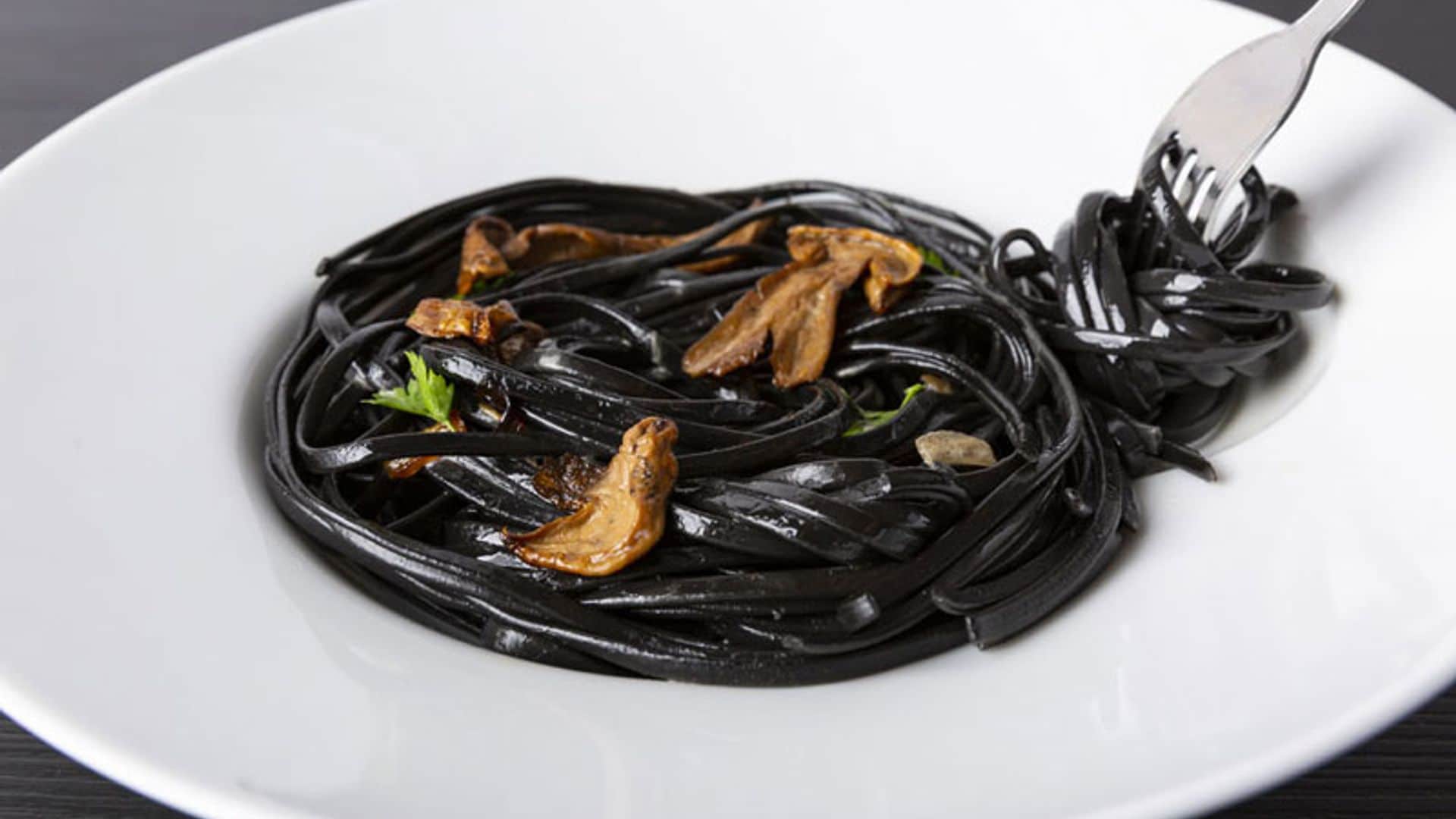 Pasta negra con salteado de setas al ajillo