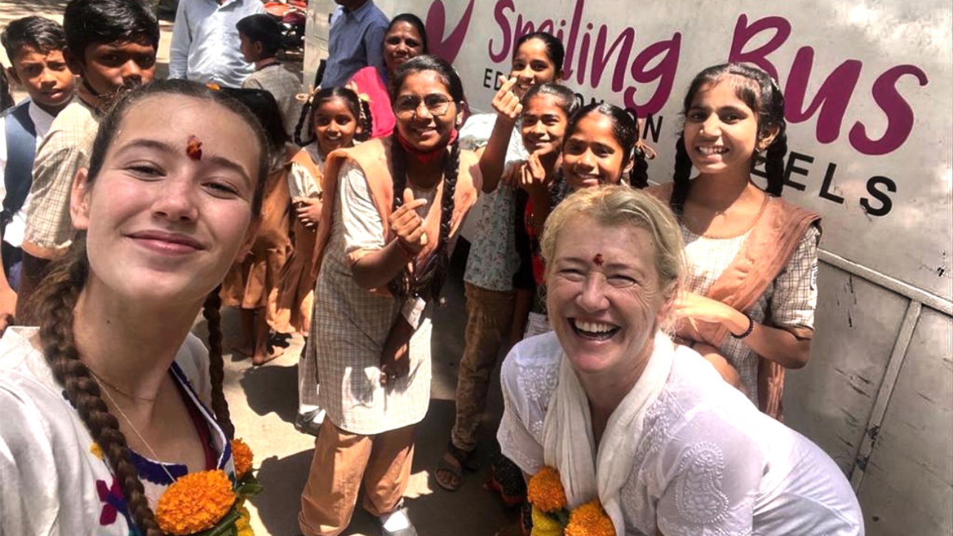 Los momentos más inspiradores de Ana Duato y su hija María Bernardeau, juntas en la India por una gran causa