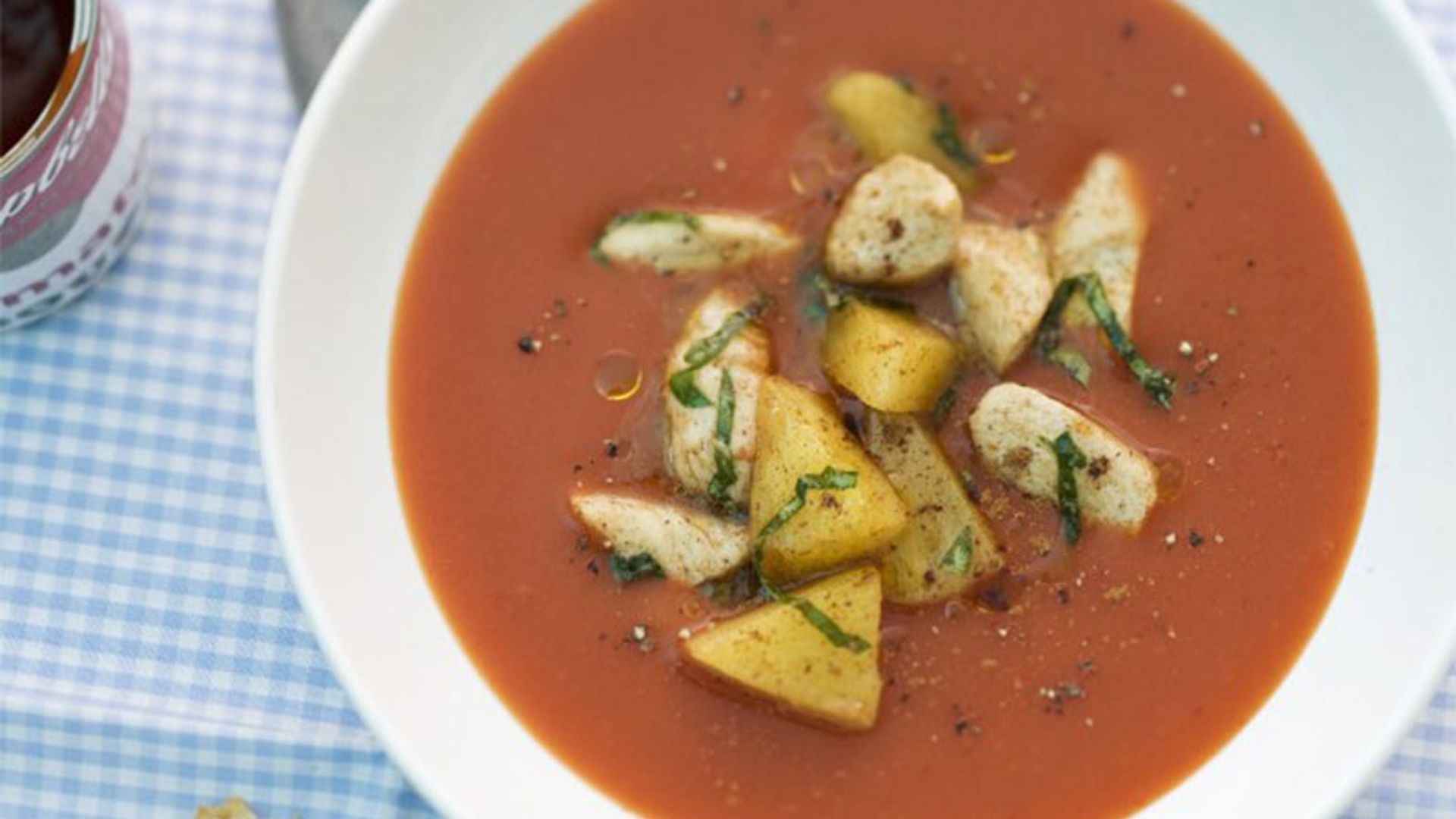 Salmorejo ligero con piña y pollo