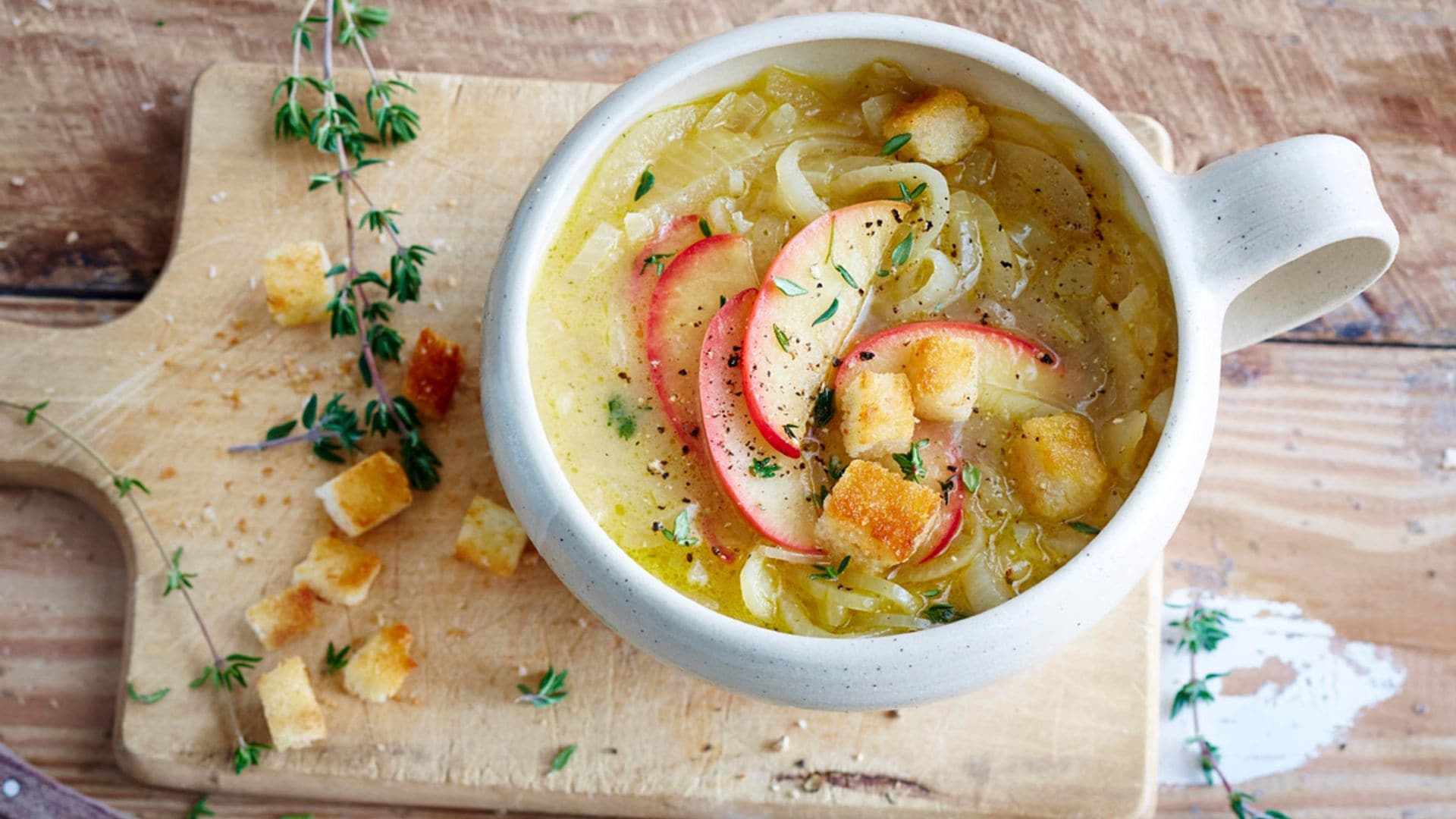 Sopa de cebolla con tomillo y manzana