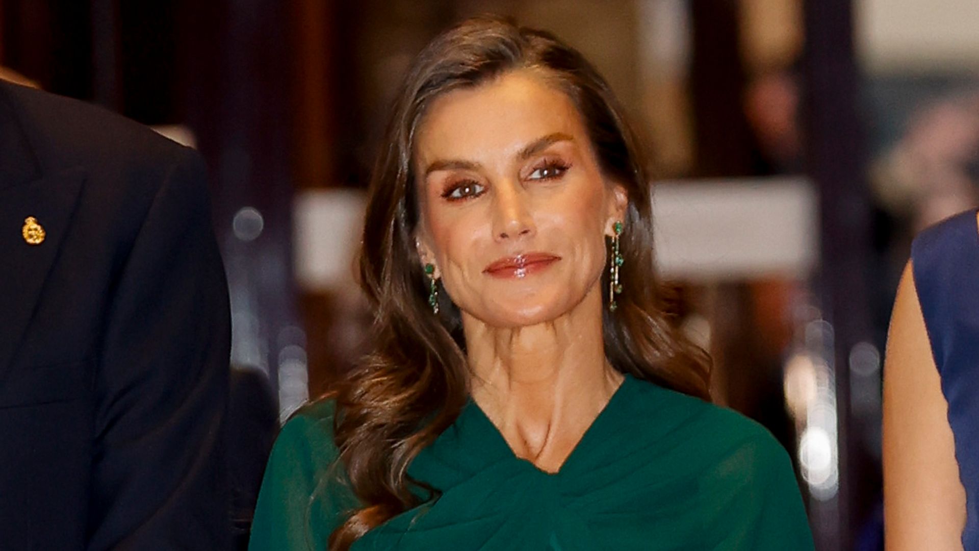 La reina Letizia sorprende con la blusa verde de capa transparente más buscada y conquista el concierto previo a los Premios Princesa de Asturias 2026