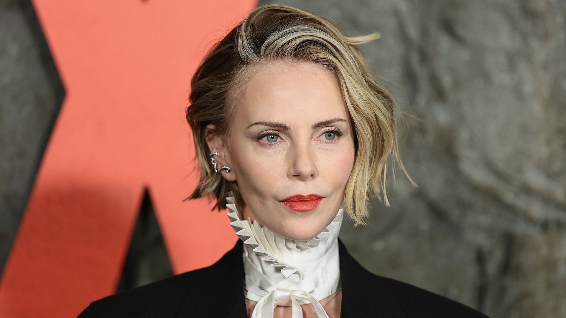 Charlize Theron hace de la sastrería masculina su vestimenta insignia