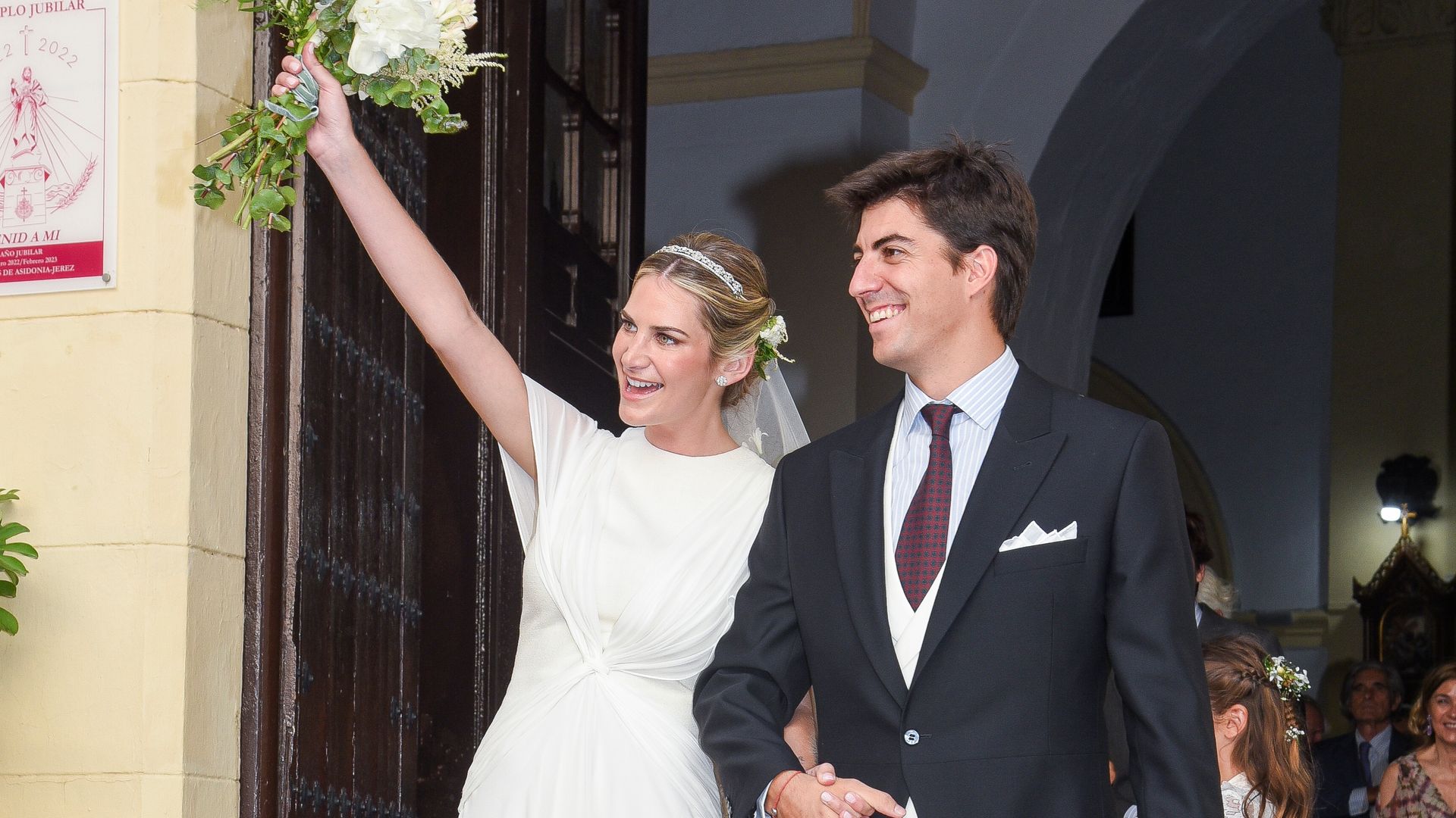 El impecable look nupcial de Sibi Montes: vestido ‘minimal’, diadema de pedrería y sandalias metalizadas