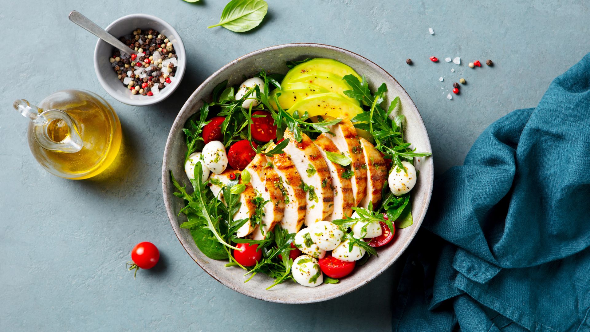 Ensalada templada de pollo a la parrilla