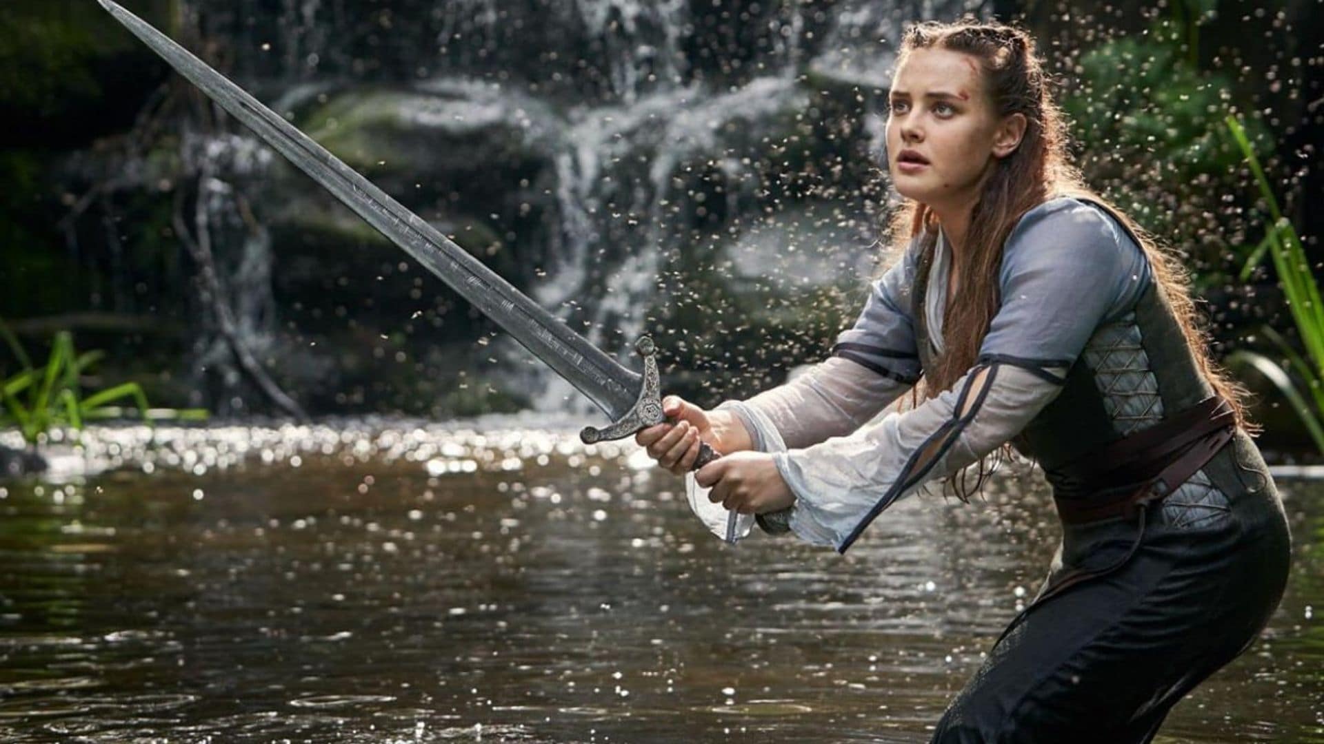‘Maldita’, la serie con Katherine Langford como portadora de Excálibur que ya puedes disfrutar