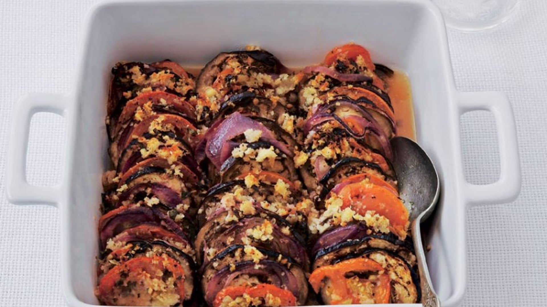 Fuente de berenjenas, tomate y cebolla roja