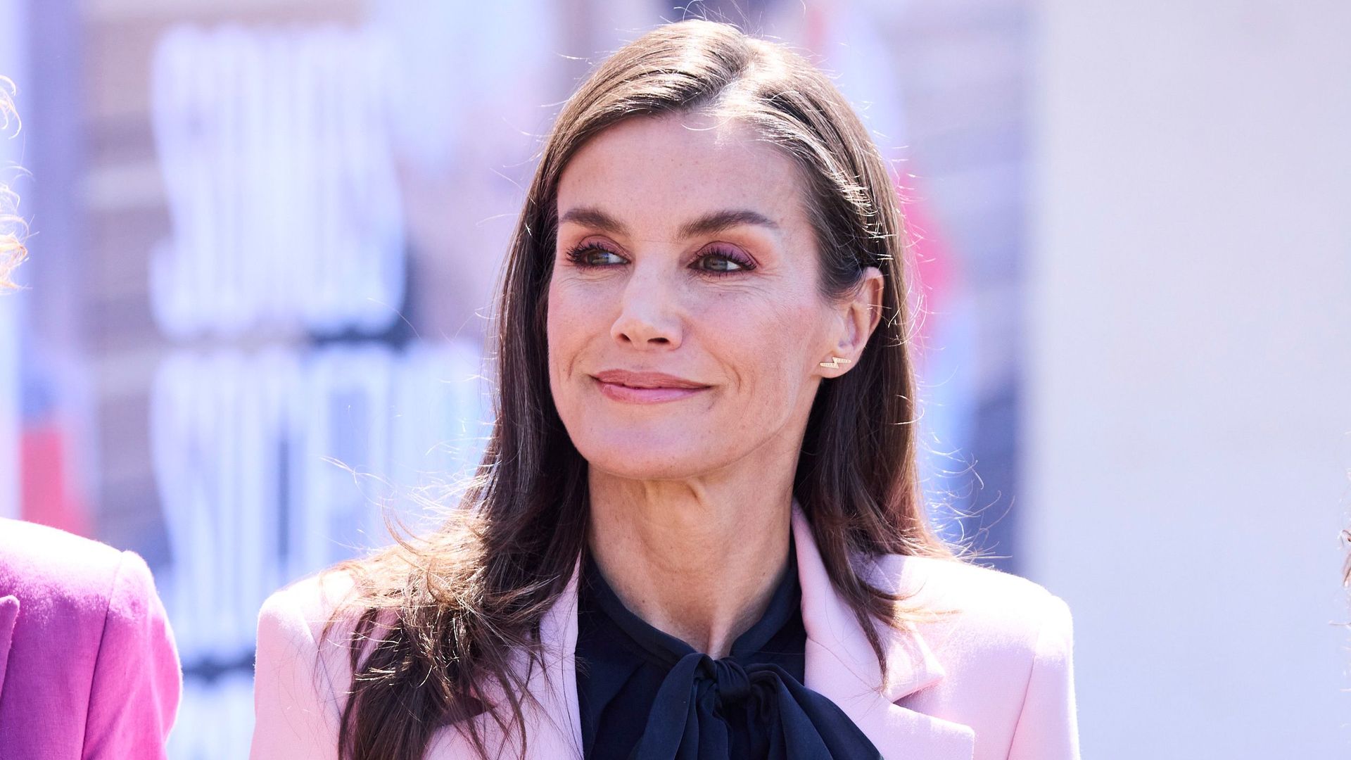 La reina Letizia apuesta ​en ​Pamplona por una 'blazer' rosa: combina muy bien con prendas en color negro